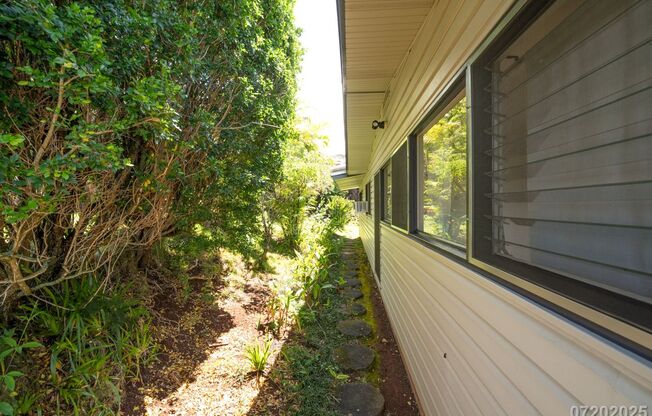 Rarely Available 3BA/2BA/3-4 Pkg SF in Aiea Heights
