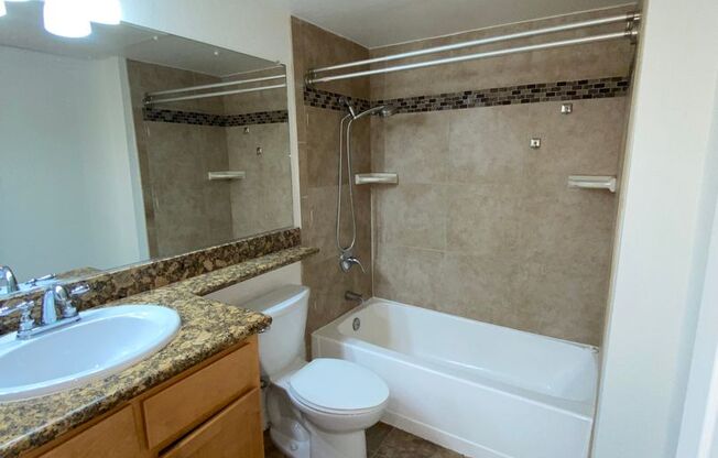 1BD/1BA Condo - Downstairs Unit - Parking - Spacious - REMODELED