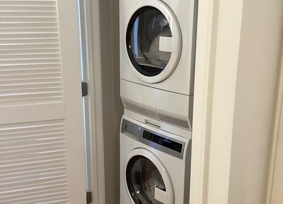 2 beds, 1 bath, 944 sqft, $4,600, Unit 605