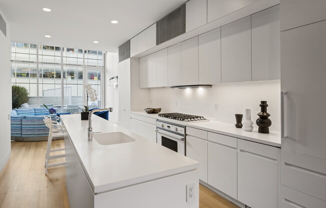 524 W 19 ST