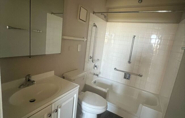 2 beds, 2 baths, 866 sqft, $2,400, Unit 412