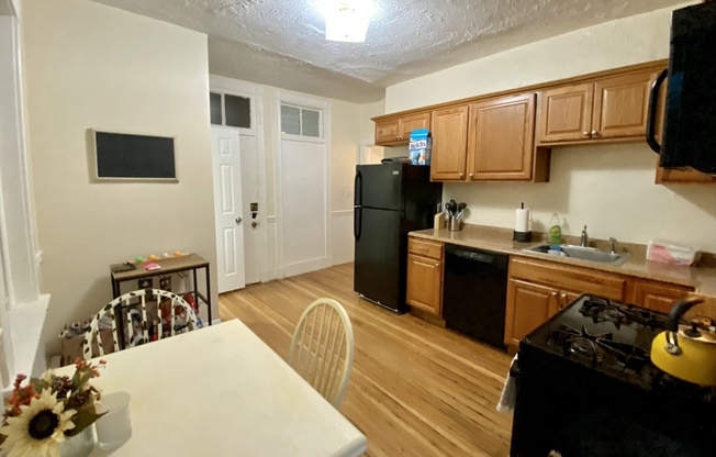 3 beds, 2 baths, 1,000 sqft, $4,400, Unit 1