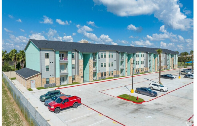 2 beds, 2 baths, 1,037 sqft, $995, Unit C-02/ WHITE C/ GRASS VIEW