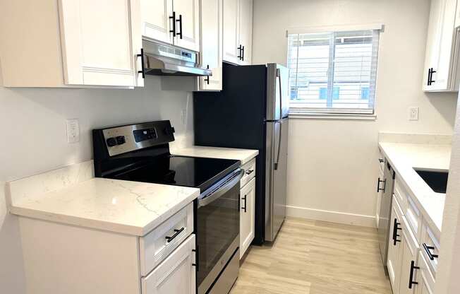 Fully Equipped Kitchen at Summerhill Place Apartments, Union City, CA