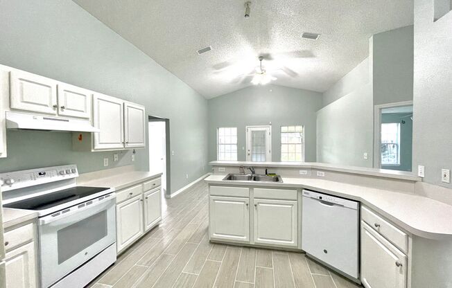 Newly renovated 3-bedroom home available now in Orange Park South!