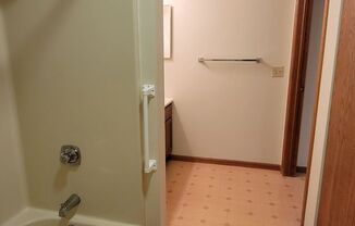 2 beds, 1 bath, $995