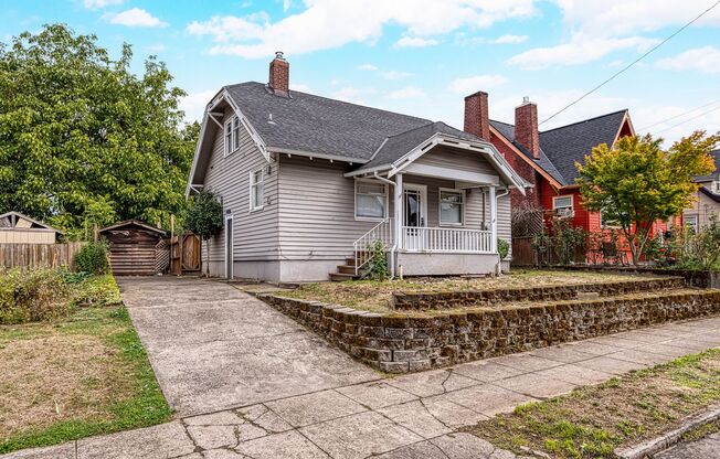 Charming Bungalow with Spacious Loft Suite and Large Backyard