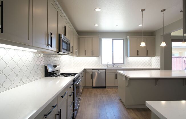 Available now! Beautiful Newer Home in Manteca with LAKE ACCESS!!!