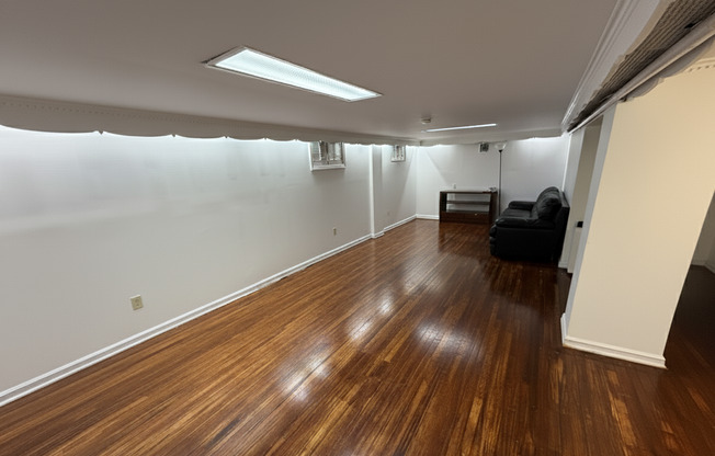 121 BENTLEY AVE
