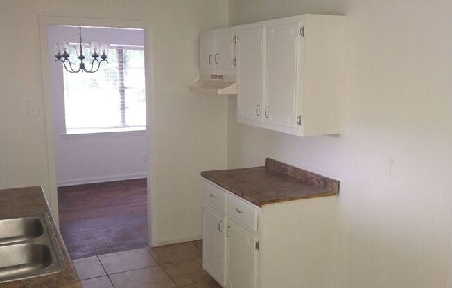 3 beds, 1 bath, $900