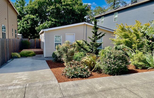 3 bed/2 bath- Modern Comfort in a Peaceful SE Portland Setting
