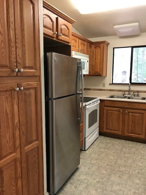 3 bedroom 1.75 bath duplex on the Silverdale/Bremerton boarder.