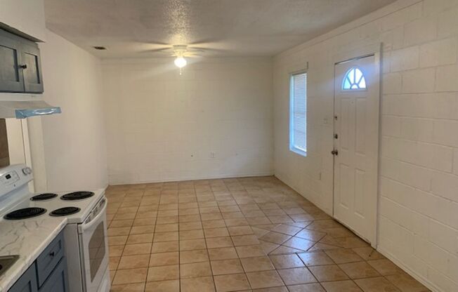 2 beds, 1 bath, $625, Unit #1