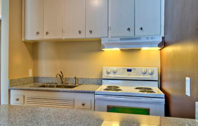 Excellent Second Floor 1bed/1bath Near Mt. Baker Light Rail!