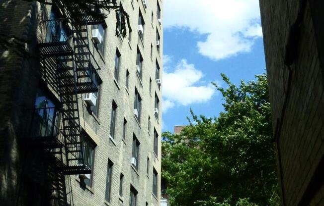 318 W 106 ST