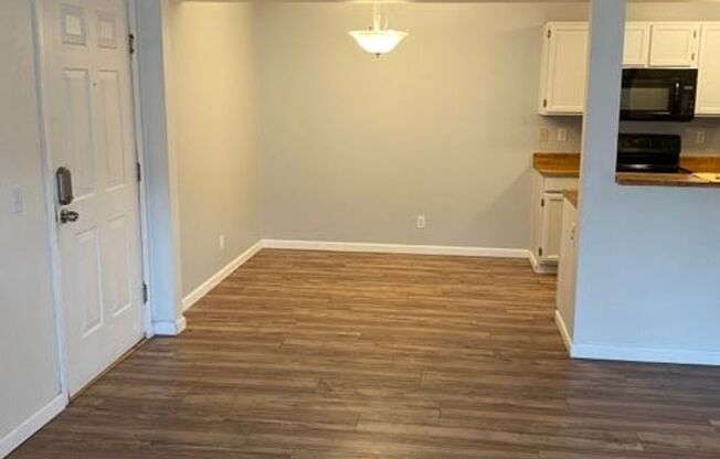 2nd Floor 1bed/1bath with Laundry and Parking!