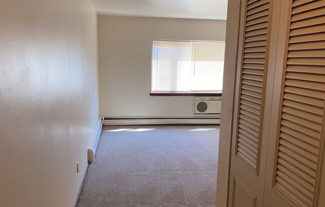 1 bed, 1 bath, 700 sqft, $899, Unit Custer-103
