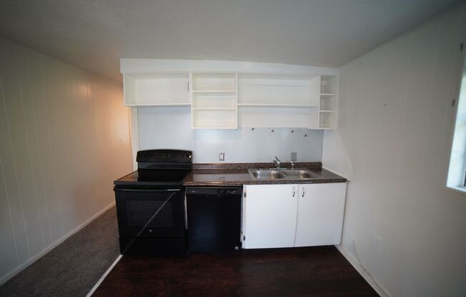 2 beds, 1 bath, 750 sqft, $875, Unit Apt 2