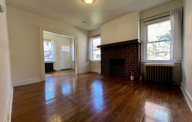 Beautiful One Bedroom in Oakland! Equipped Kitchen, Ample Natural Light & More! Call Today!