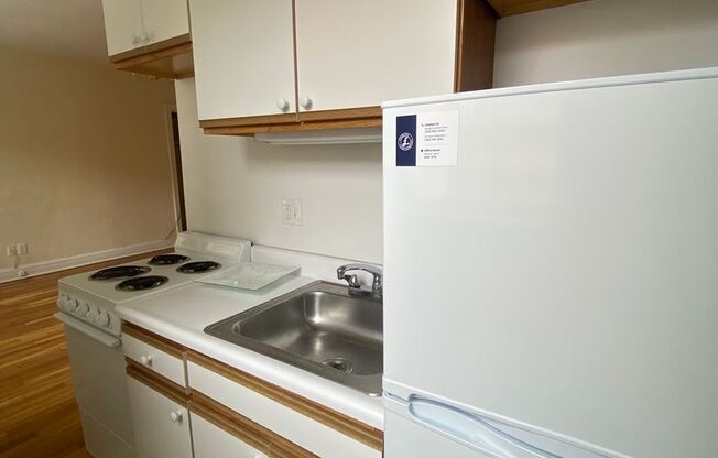 Studio, 1 bath, 294 sqft, $1,415, Unit New King Edward  4A3