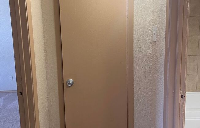 1 bed, 1 bath, 612 sqft, $895, Unit 906