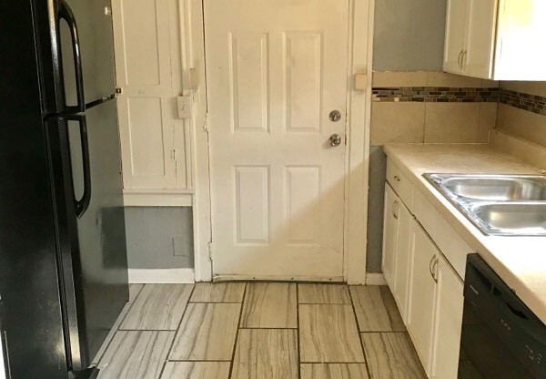 3 beds, 1 bath, $1,200