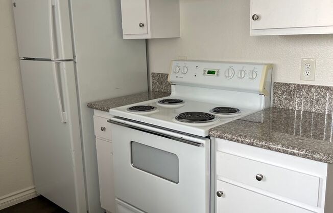 2 beds, 1 bath, 750 sqft, $2,100, Unit 25