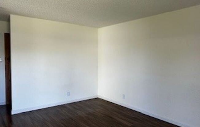 1 bed, 1 bath, 690 sqft, $1,400, Unit 54