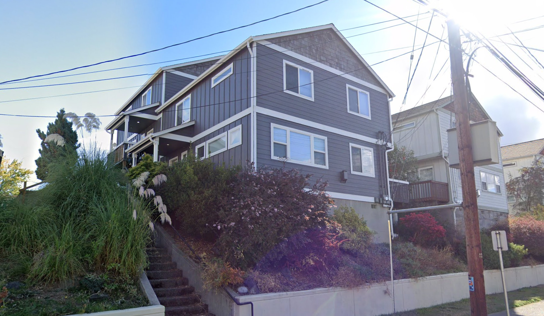 Modern 3-Bed Duplex with Hilltop Views and Prime Bremerton Location