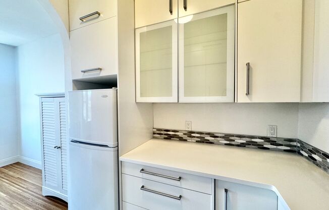 Pacific Heights: Super Sunny Jr 1 Bedroom w/ Remodeled Kitchen on 5th Floor