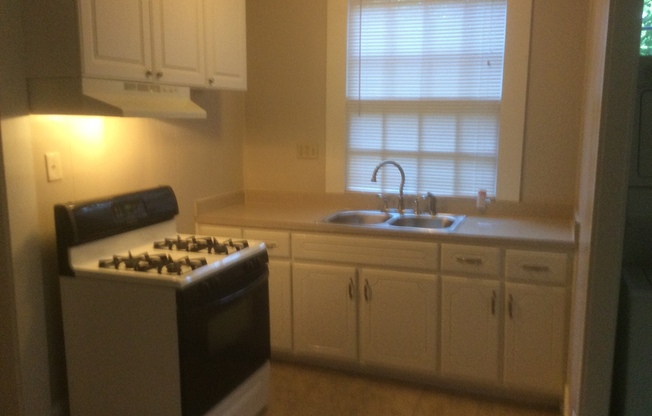 1 bed, 1 bath, $690, Unit A