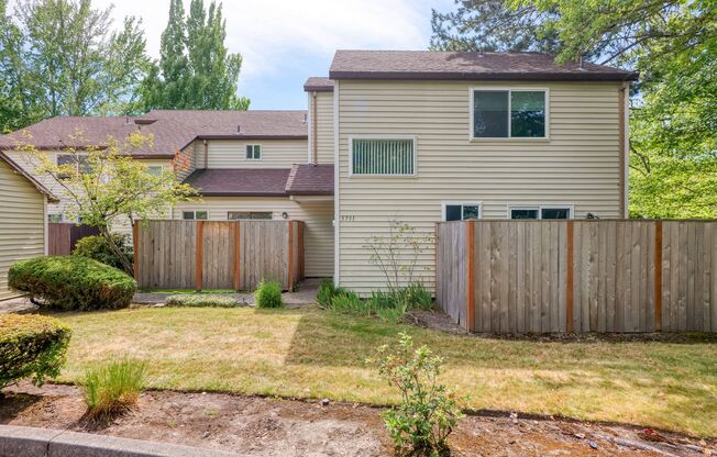 UTILITIES INCLUDED: Beautiful 3-Bedroom Townhome in Cross Creek Village