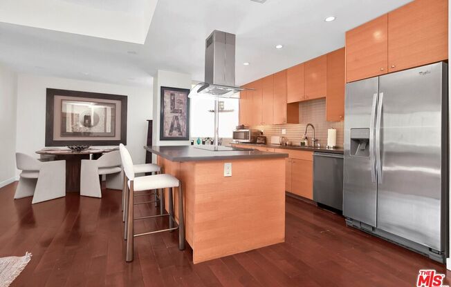 1 bed, 2 baths, 966 sqft, $5,700, Unit 901