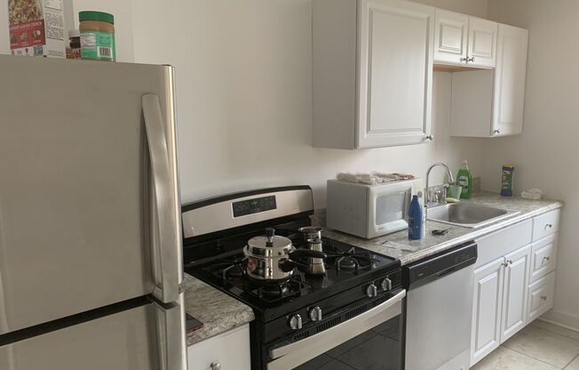 3 beds, 1 bath, $2,250, Unit 306D