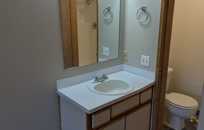 2 beds, 2 baths, 950 sqft, $1,350, Unit 27