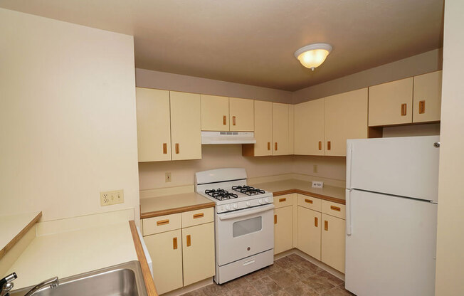 Fully Equipped Kitchen at Hurwich Farms Apartments, South Bend, 46628