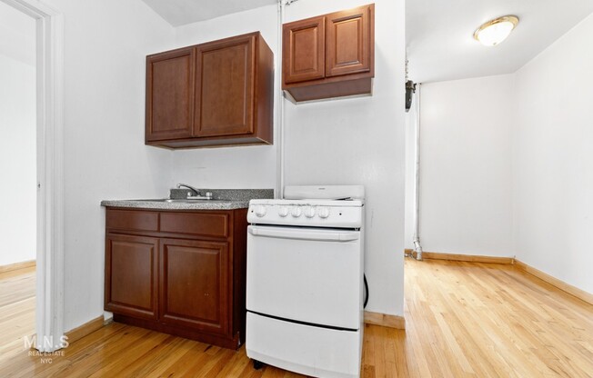 2 beds, 1 bath, $2,750, Unit 5-E