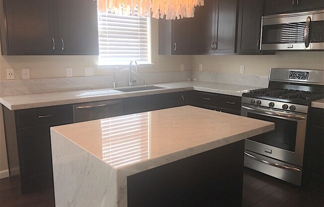 Gorgeous Townhouse - Built 2017 Southwest Central Reno on Cul-de-Sac