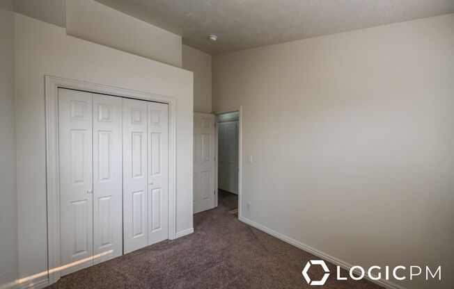 3 beds, 2.5 baths, 1,350 sqft, $1,695, Unit Upstairs