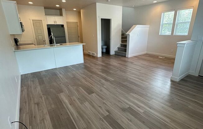 GET THE FIRST MONTHS RENT FOR FREE!!!