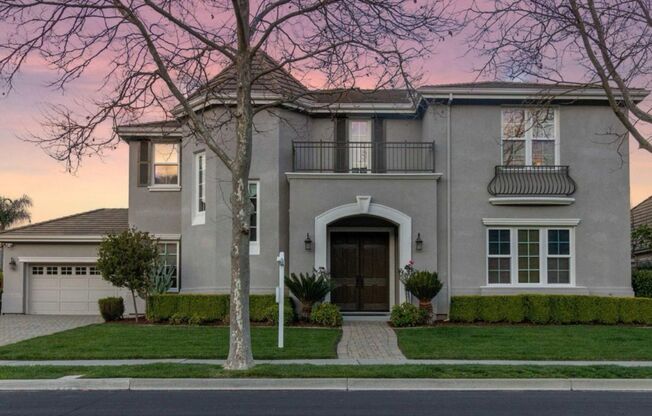 Pleasanton Ridge 5 bed/5 bath, Solar, Amenities, Great Schools, small dog OK
