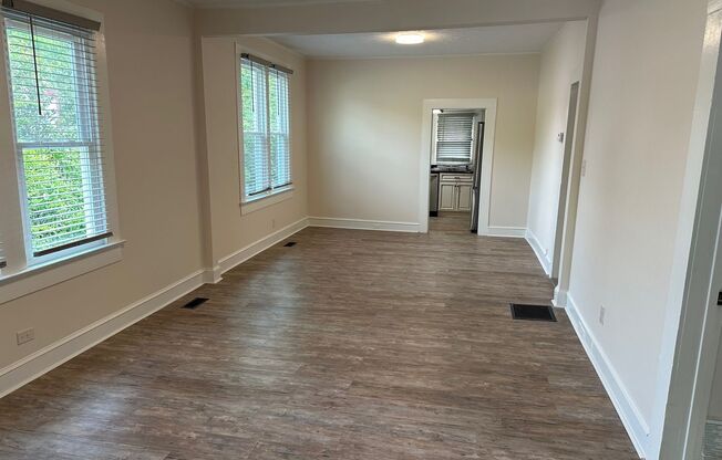 Downtown Newnan- 53 B Jefferson St 2 Bedroom 1 Bath with private parking