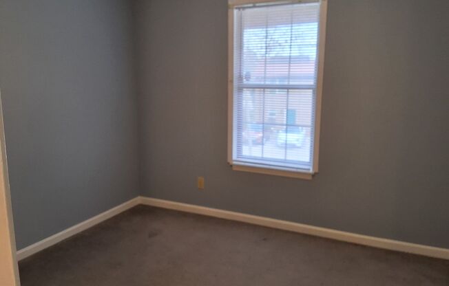 2 beds, 1 bath, 900 sqft, $755, Unit 4