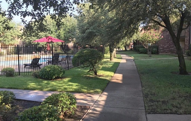 trees and a pool at Townhouse Aparments