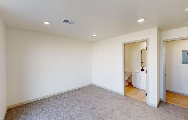 2 beds, 2 baths, 1,021 sqft, $1,740, Unit 6400-204