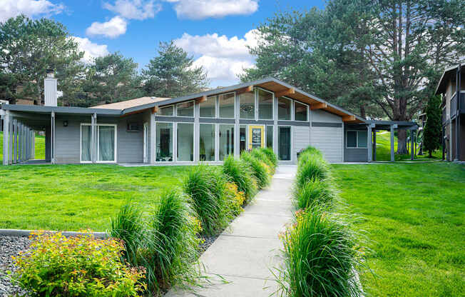 Arlo on 10th |Exterior