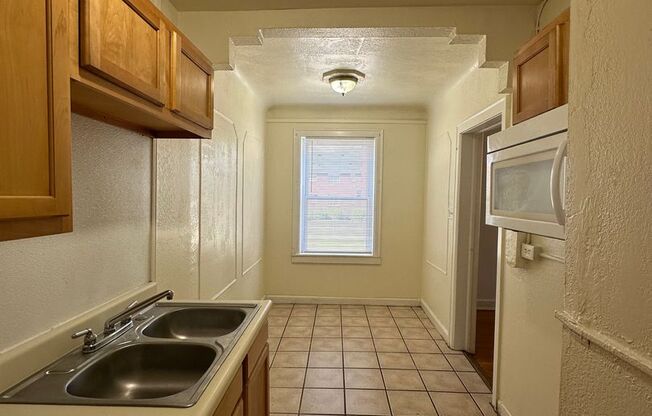 1 bed, 1 bath, $800, Unit 112