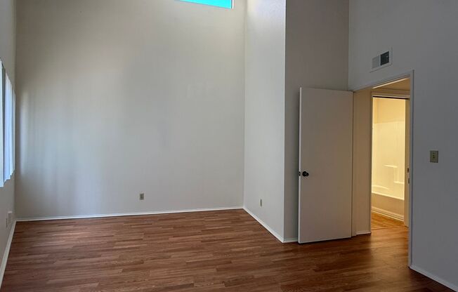 Bright 2 Bedroom Condo with Fireplace, Washer/Dryer, and 1/2 a mile to USD
