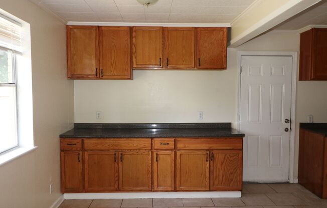 3 beds, 1 bath, $1,095