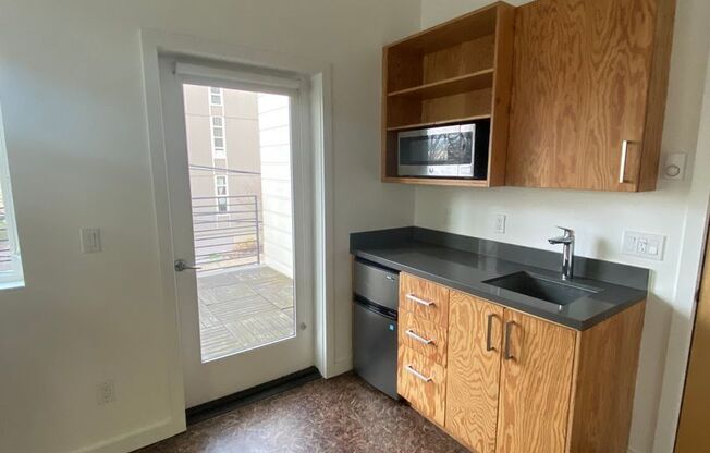 Studio, 1 bath, 239 sqft, $1,145, Unit 213